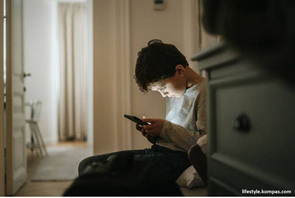 Anak main media sosial