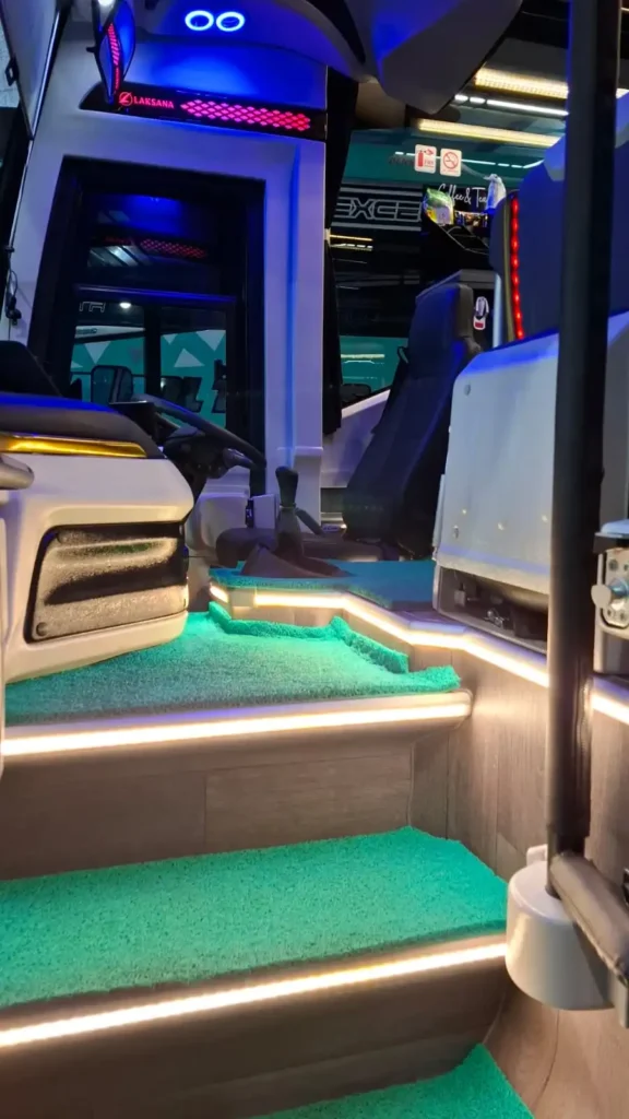Dilengkapi LED di setiap anak tangga Bus