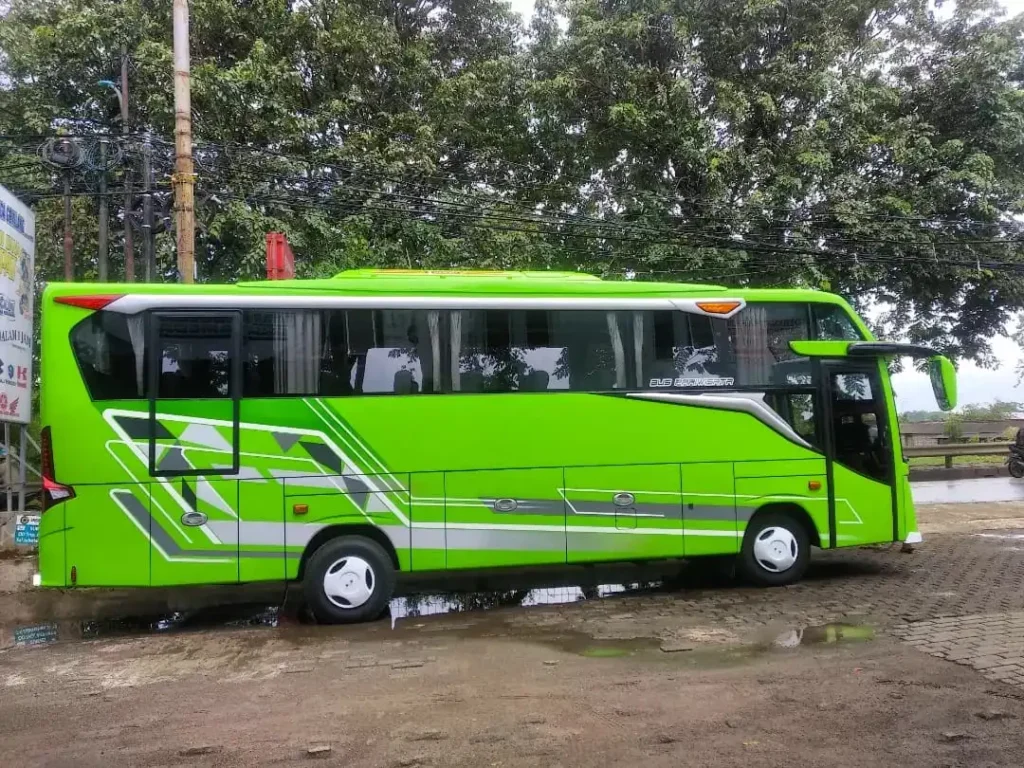 Medium Bus Aruna Raya travel